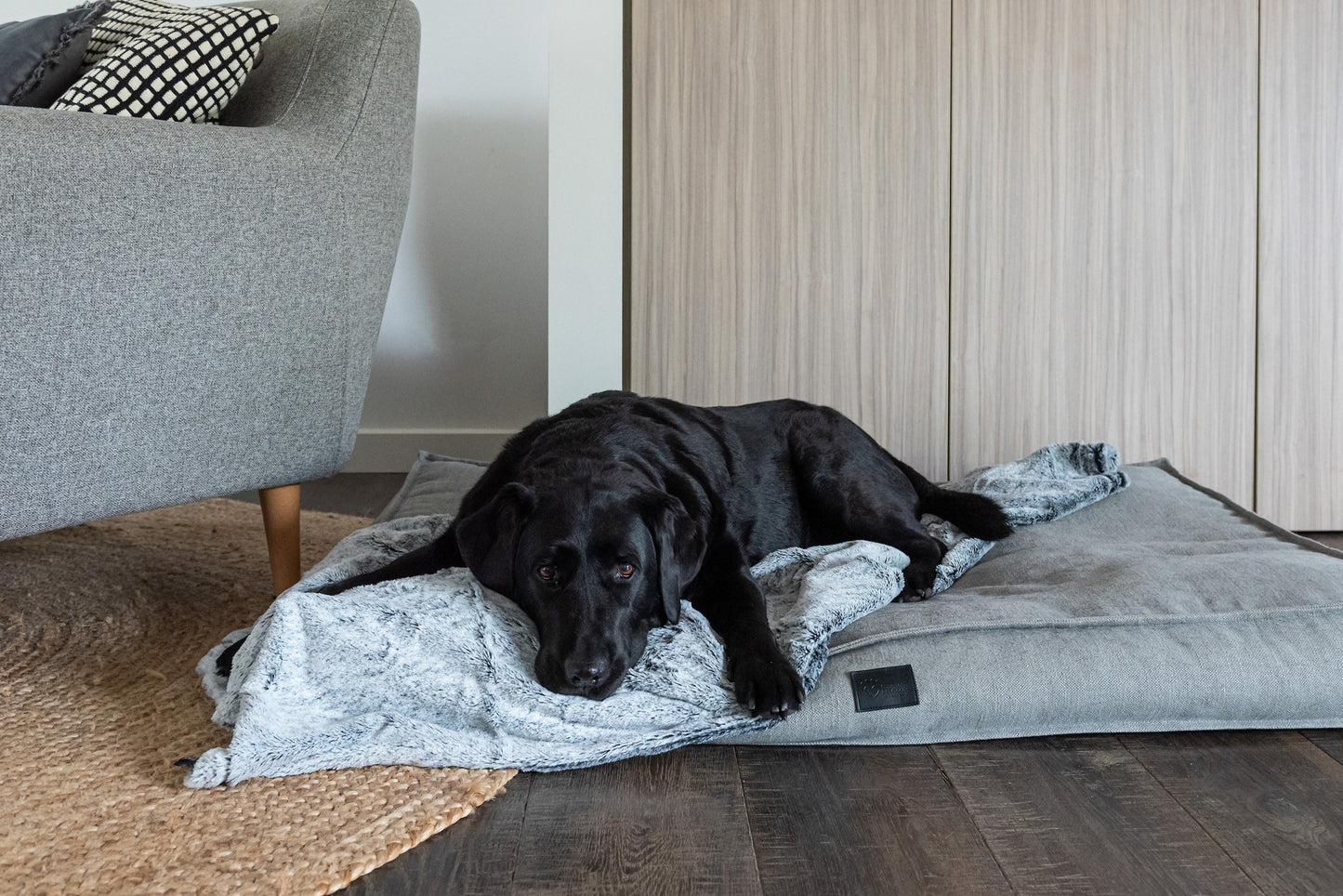 Superior Pet Goods Calming Pet Blanket Water Resistant Artic Faux Fur